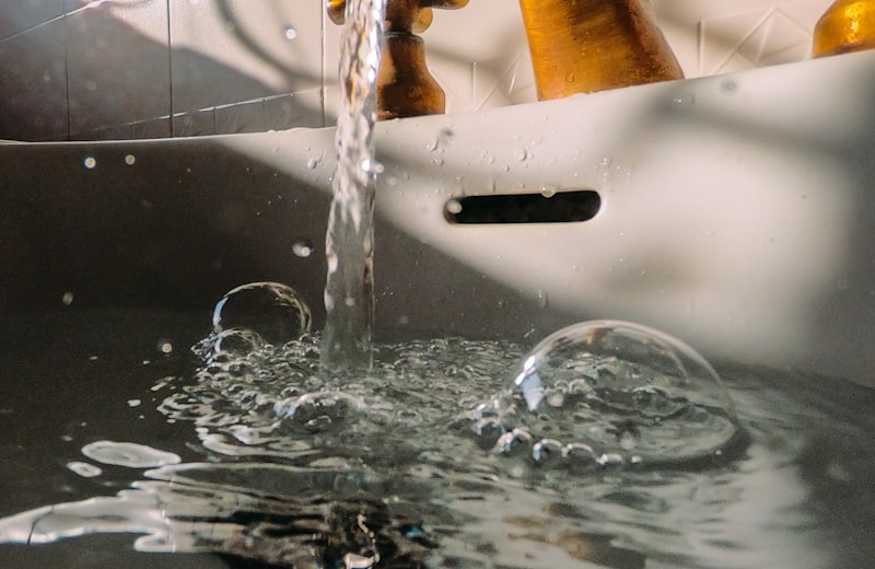 Évier de salle de bain rempli d'eau