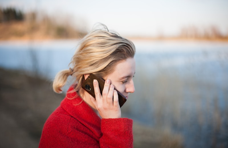 Appel téléphonique à un plombier en urgence